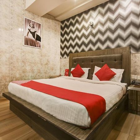 Collection O 76248 Hotel D Crown New Delhi Ngoại thất bức ảnh