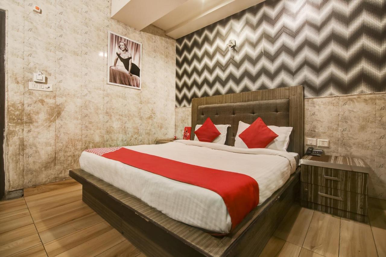 Collection O 76248 Hotel D Crown New Delhi Ngoại thất bức ảnh