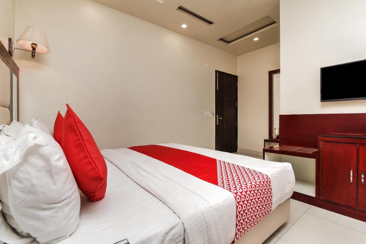 Collection O 76248 Hotel D Crown New Delhi Ngoại thất bức ảnh