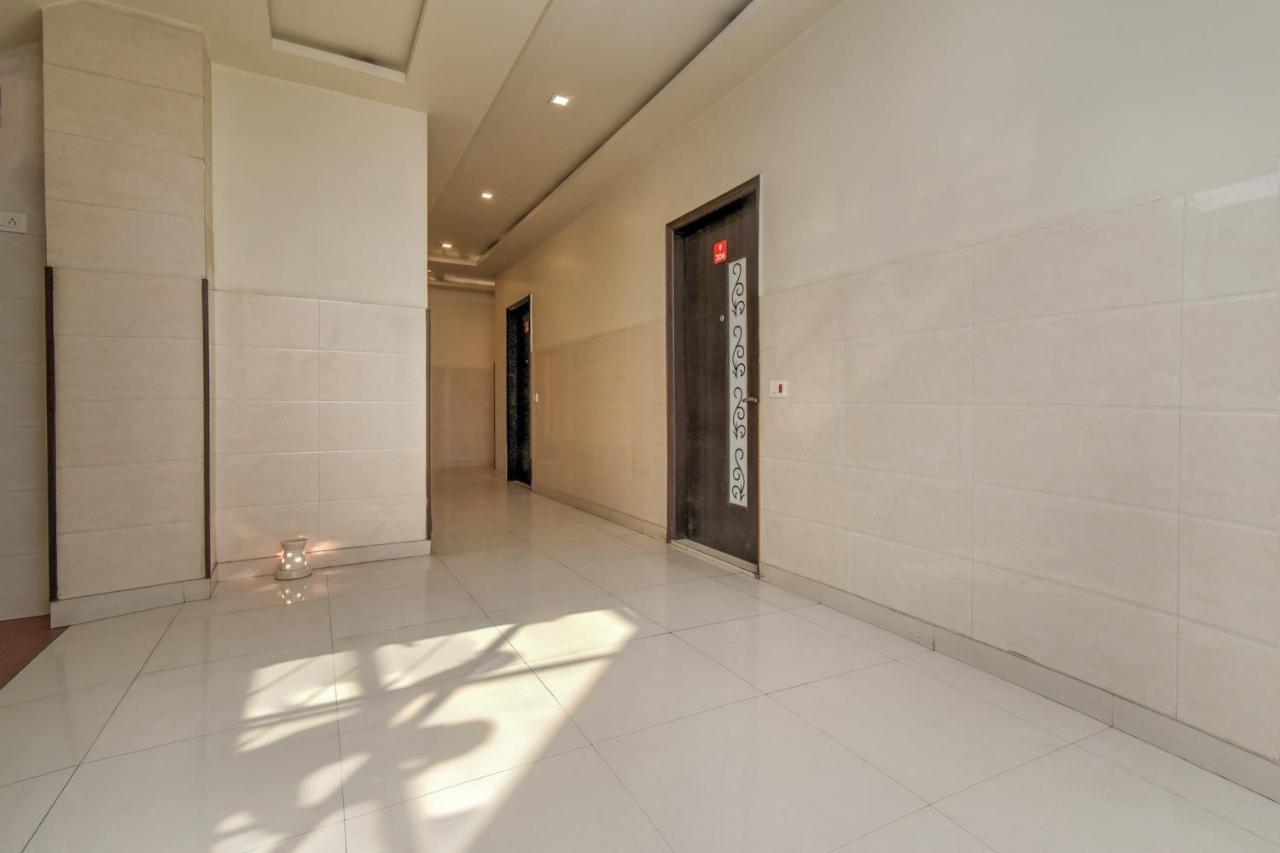 Collection O 76248 Hotel D Crown New Delhi Ngoại thất bức ảnh